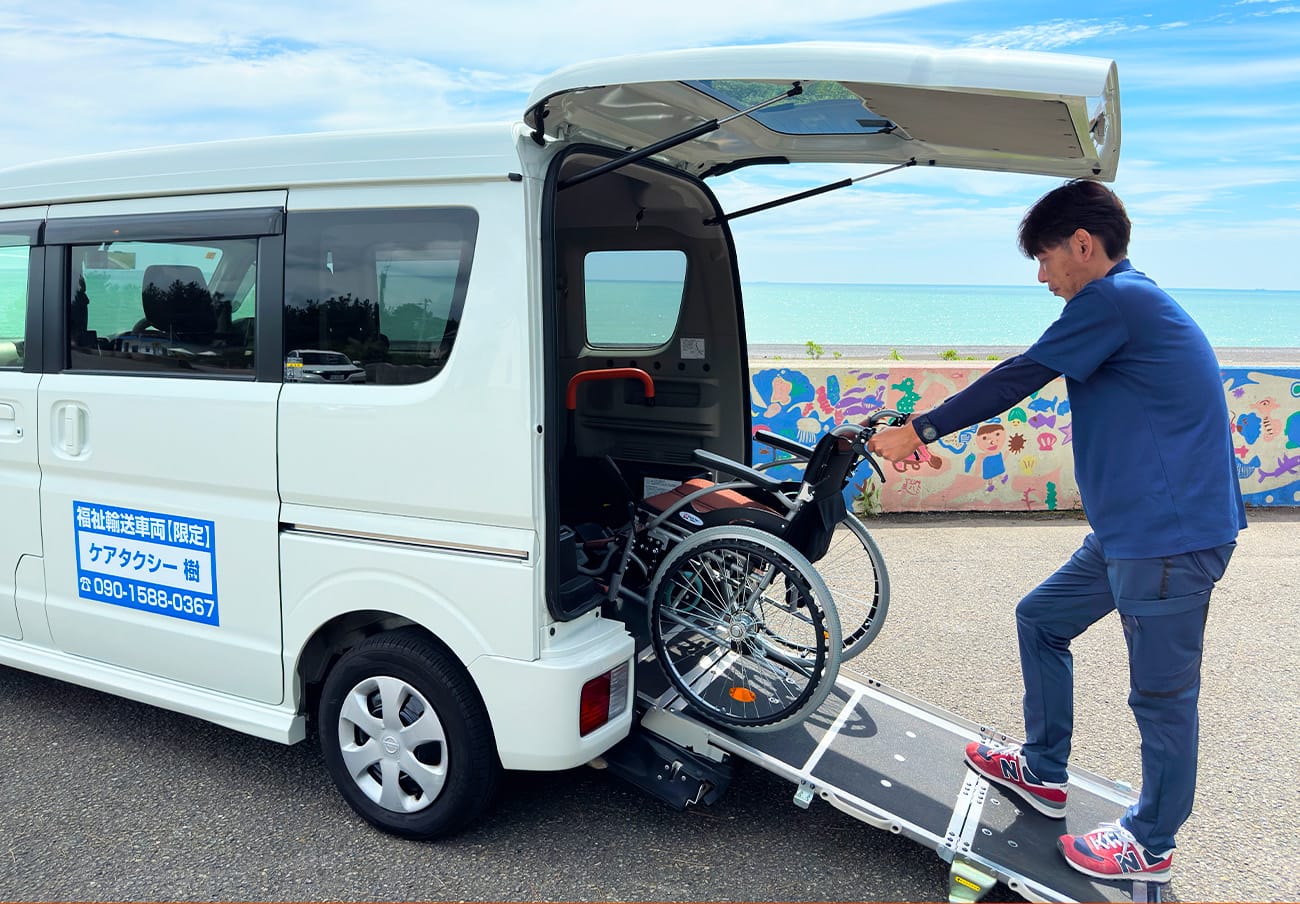 社用車と車いすの写真